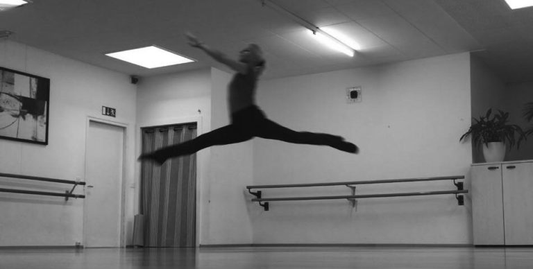 oksana_jump_1_gray